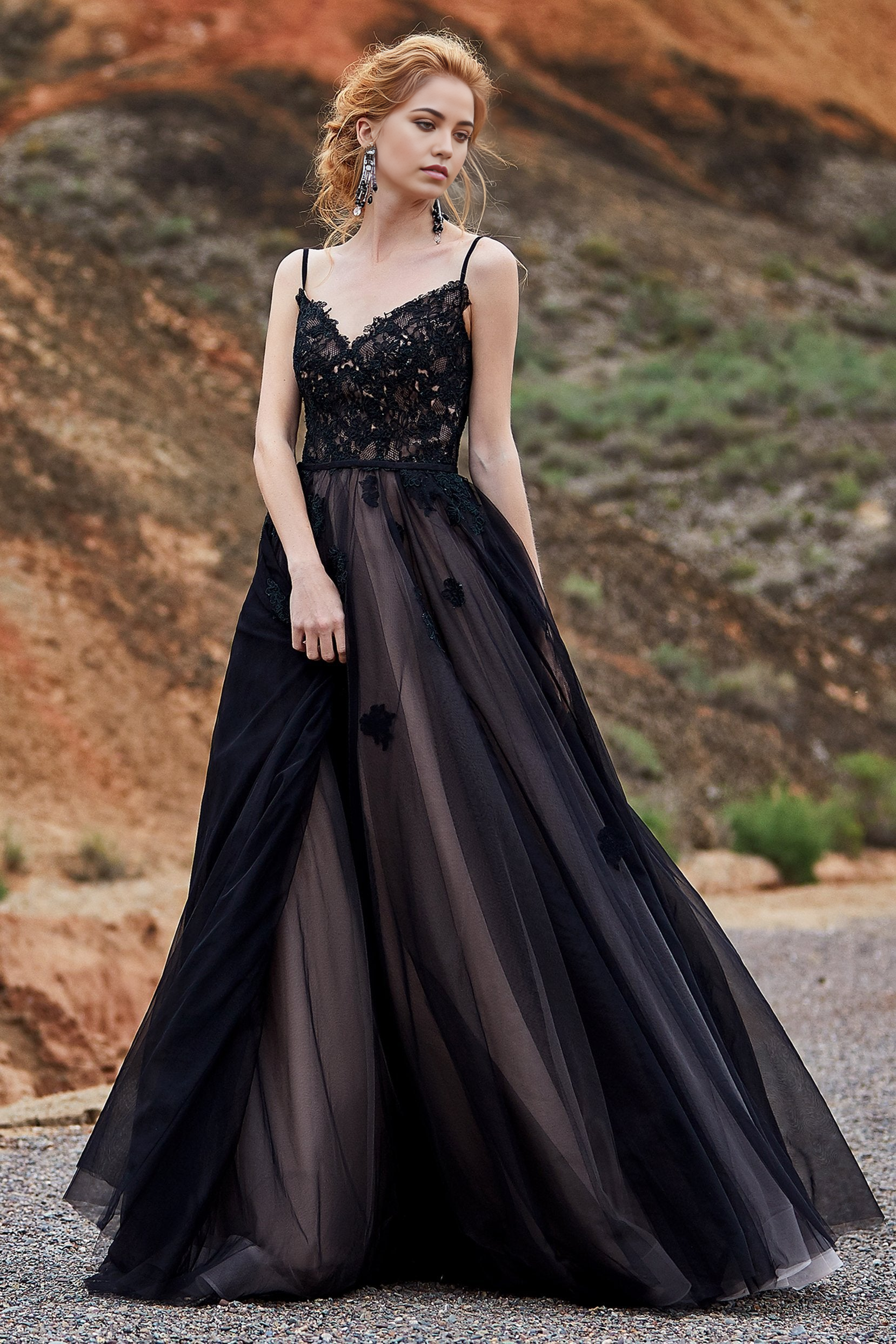 Vestido de novia negro con tirantes finos, apliques de encaje y corte en A